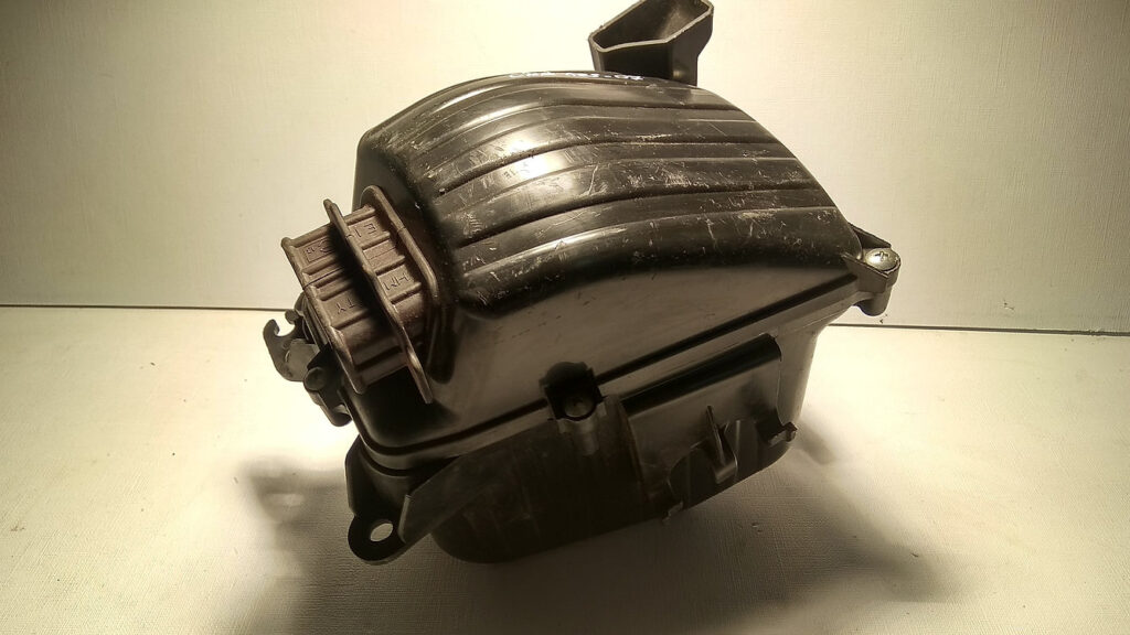 Caja de filtro de aire original para Honda CBR 125 R 2007 con tobera de admisión.