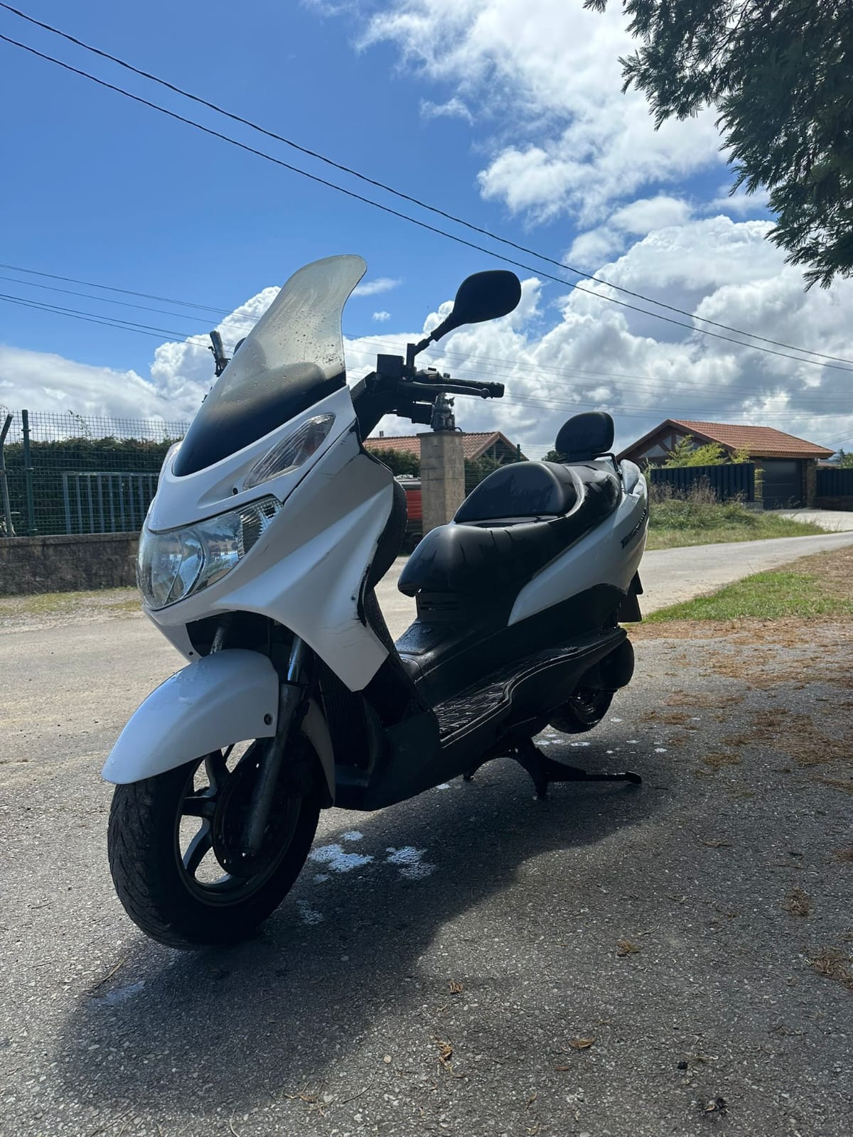 SUZUKI Burgman 125_front-left