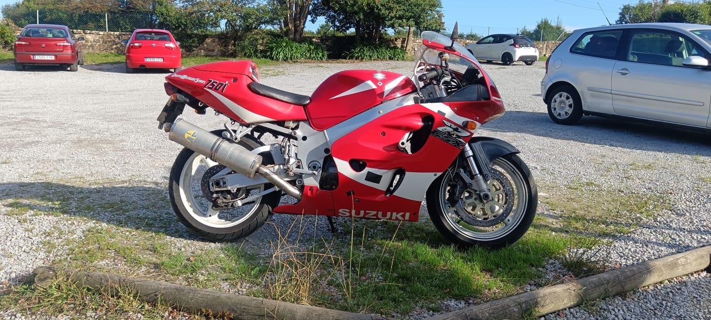 SUZUKI GSX R 750_right