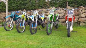 Motos de cross clásicas y modernas (left)