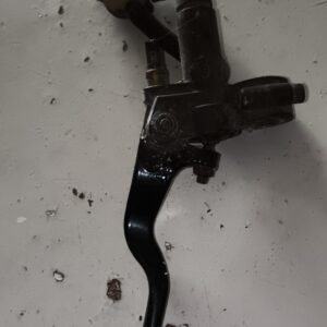 Bomba de embrague de depósito separado. Recambio original.