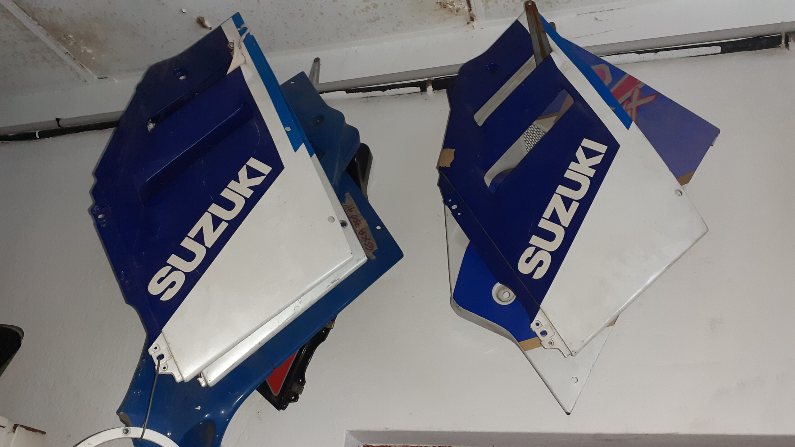 Carenados laterales SUZUKI GSX R. Recambio original. Consultar disponibilidad y PVP.