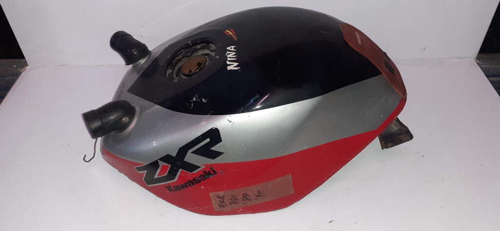 Depósito de gasolina original para moto Kawasaki ZXR 750 modelos 1988 y 1989 en colores rojo, plata y negro con logotipos originales.