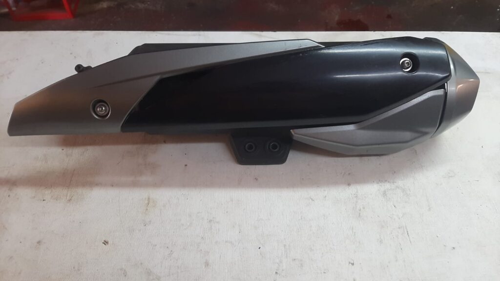 Silenciador de escape de moto, KYMCO XCITING 400 2016. Cuerpo negro mate con cubiertas protectoras grises, visto de perfil.
