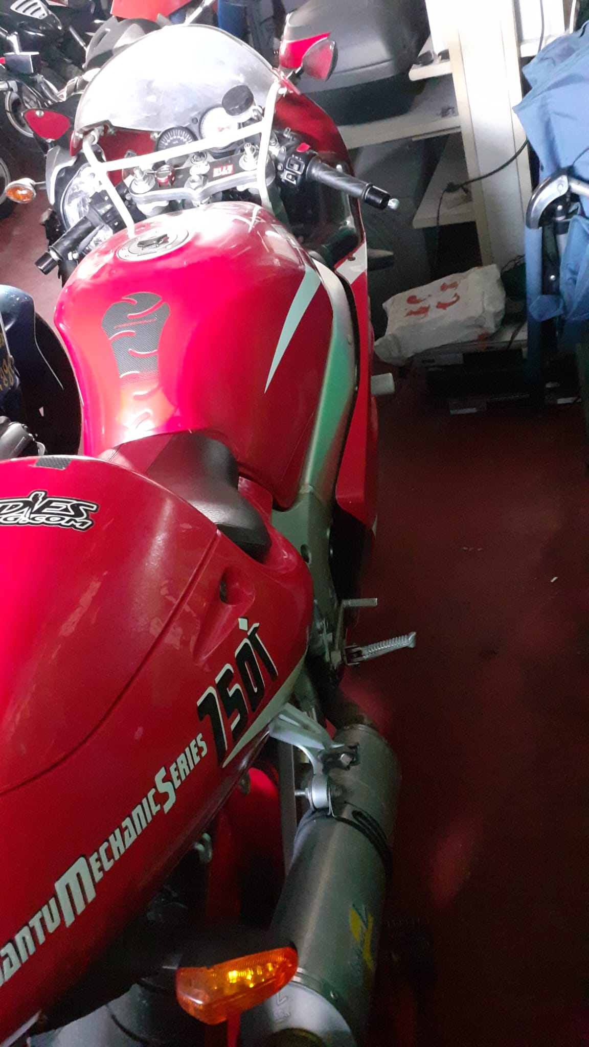 SUZUKI GSX R 750 año 1999. Campeona de clásicas en "Isle of Man TT (Tourist Trophy)" - Imagen 2