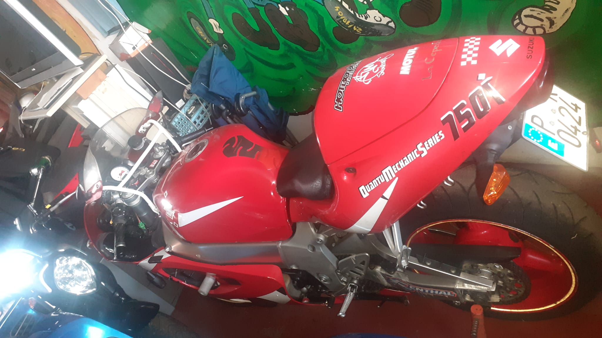 SUZUKI GSX R 750 año 1999. Campeona de clásicas en "Isle of Man TT (Tourist Trophy)" - Imagen 5