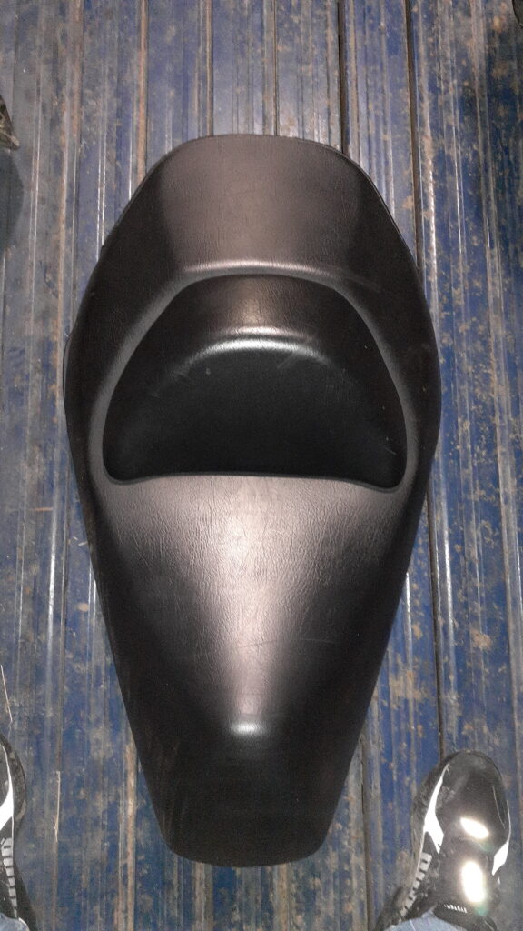 Vista superior del tapizado de asiento original para Suzuki Burgman 125 (modelo 2007-2013). Acabado en negro mate con textura ergonómica. Asiento usado completo disponible en Vayafaba por 90 €.