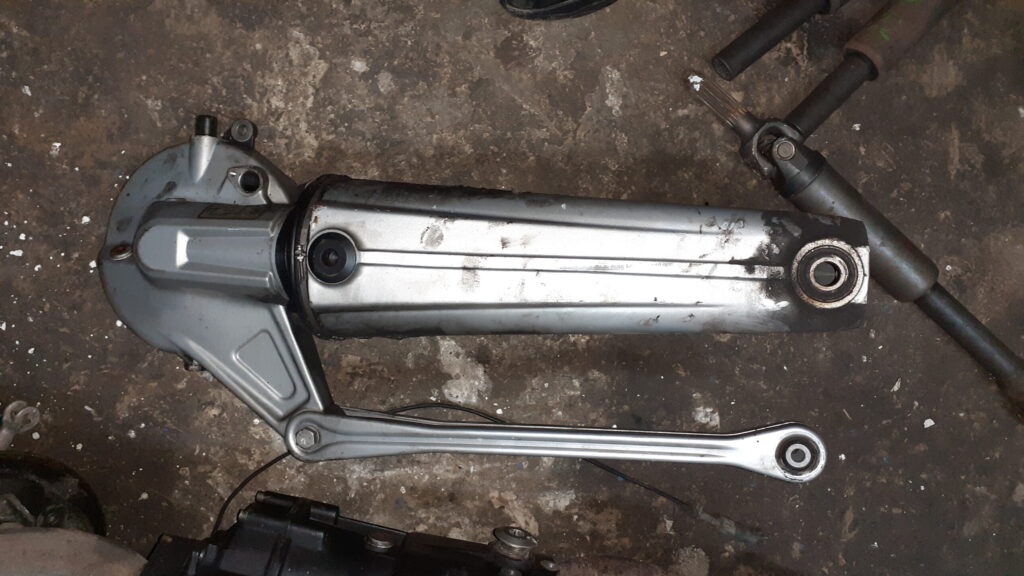 Vista lateral del conjunto de cardán y brazo oscilante para BMW K 1200 GT. Se observa el grupo cónico y la estructura de aluminio original. Pieza mecánica de transmisión verificada para motocicletas BMW serie K.