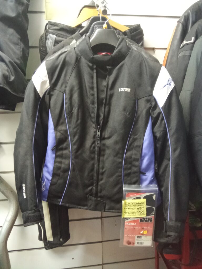 Chaqueta de moto de cordura marca IXS para mujer talla DS en color negro y lila con etiquetas de oferta.