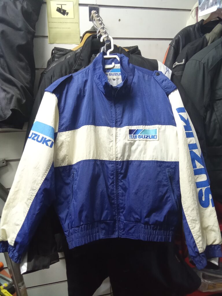 Chaqueta de paddock vintage Team Suzuki azul y blanca talla L para coleccionistas y motoristas.