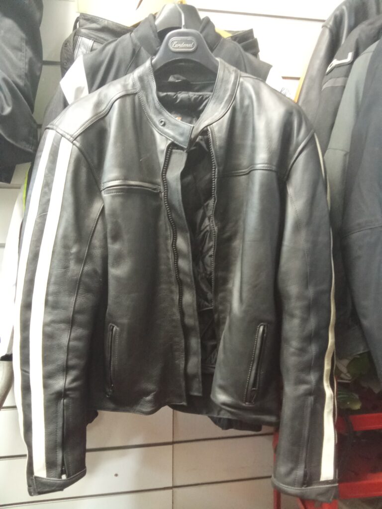 Chaqueta de cuero para motorista marca M-ZONE talla XXL en color negro con franjas blancas laterales.