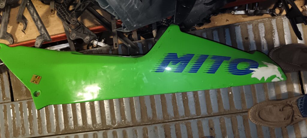 Lado izquierdo del colín trasero para Cagiva Mito 125 modelo 1992 con gráfica "Mito" original.