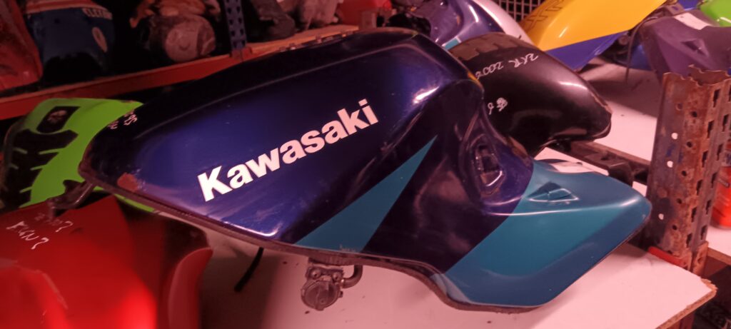 Lado izquierdo del depósito de combustible Kawasaki ZZR 1100 1995 incluyendo grifo original.