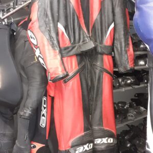 Mono piel AXO talla XL dos piezas en estado regular.