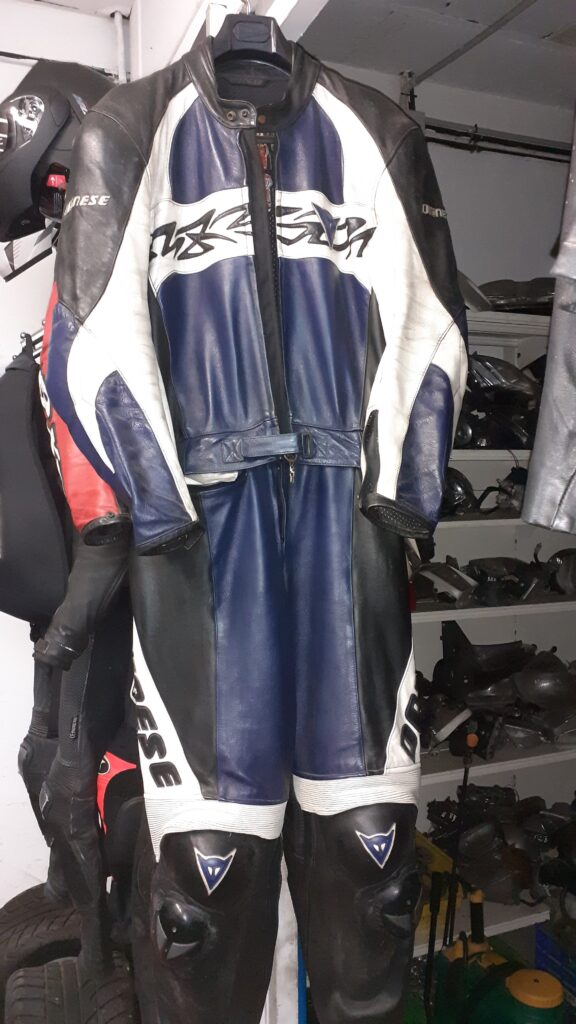 Mono de moto Dainese de piel talla XL en dos piezas color azul, blanco y negro.