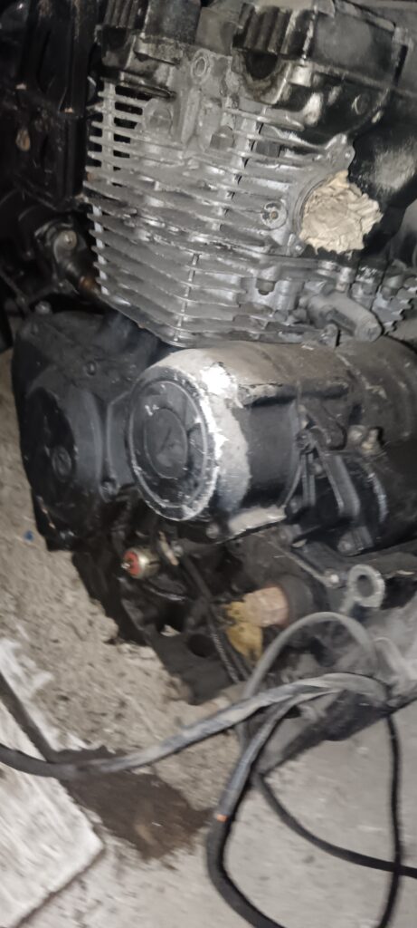 Motor completo Sanglas 400 Y (motor Yamaha bicilíndrico). Vista del bloque motor donde se aprecian las aletas de refrigeración del cilindro intactas, la tapa del alternador y el motor de arranque original. Ideal para restauraciones de motocicletas clásicas españolas.