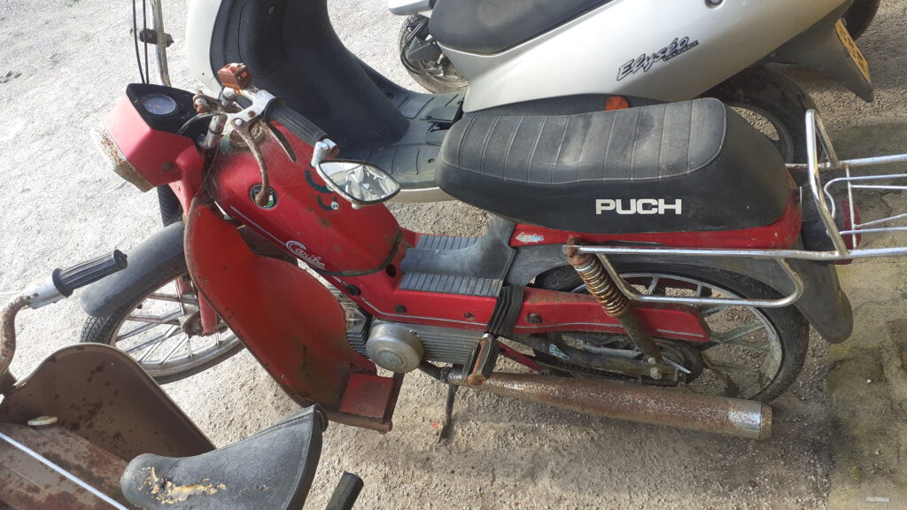 Ciclomotor PUCH Caribe rojo para restaurar con óxido y piezas originales en venta por 300€.