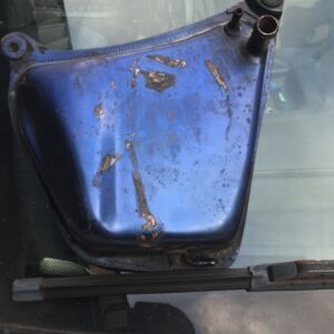 Depósito de aceite para Yamaha Virago 1100 de segunda mano, pieza original de acero en color azul, recambio recuperado para restauración de motocicletas custom.