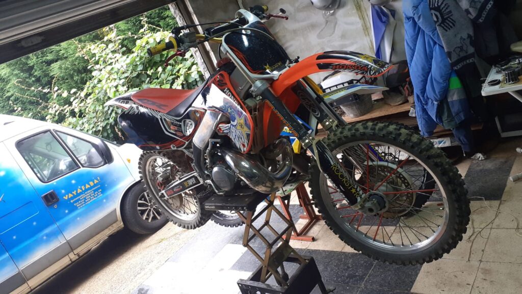 Honda CR 250 de ocasión con kit de adhesivos Rockstar sobre caballete