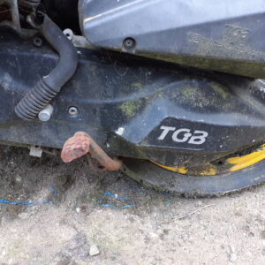 Vista lateral del bloque motor original para scooter TGB 50cc. Se observa el cárter, el conjunto del cilindro y los puntos de anclaje, en buen estado de conservación.