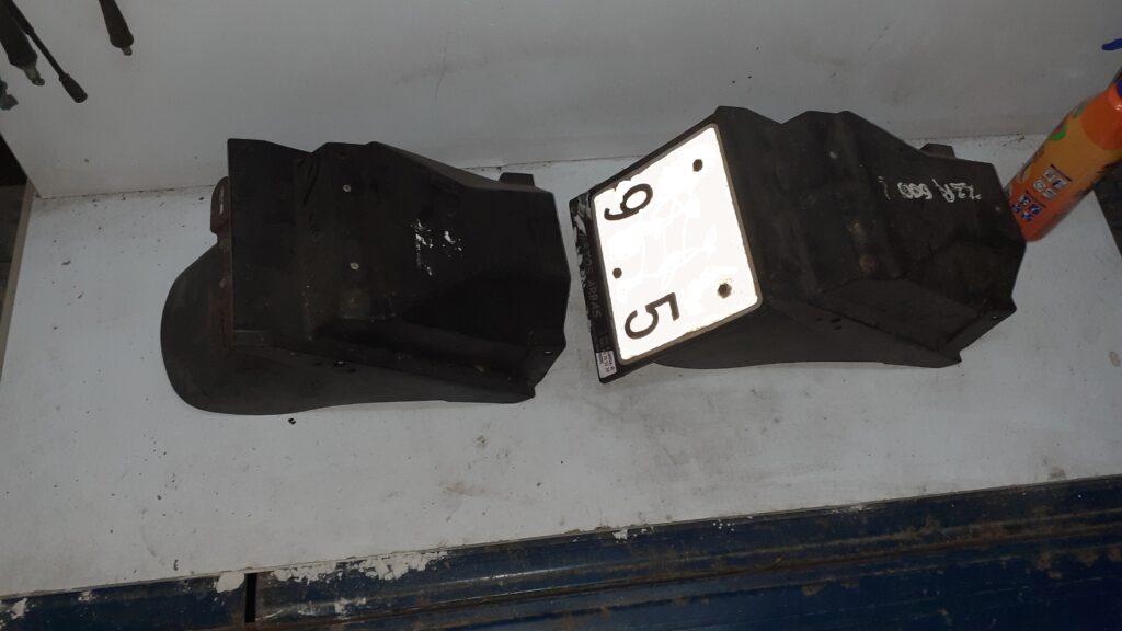 Guardabarros trasero y paso de rueda para moto, recambio de segunda mano original de plástico negro en taller