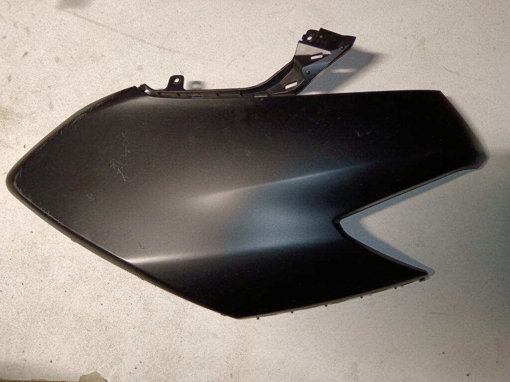 Vista exterior carenado trasero derecho Yamaha NMAX 125 2015-2020 negro mate