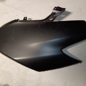 Vista exterior carenado trasero derecho Yamaha NMAX 125 2015-2020 negro mate