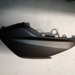 Carenado Lateral Frontal Derecho - Yamaha N-MAX 125/155 (2015-2020) color Negro Mate. Recambio original.
