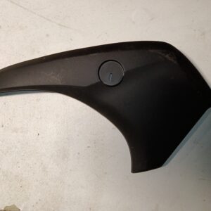 Vista exterior de la tapa lateral delantera izquierda para Yamaha Tricity 125 en color negro mate, sin logo.