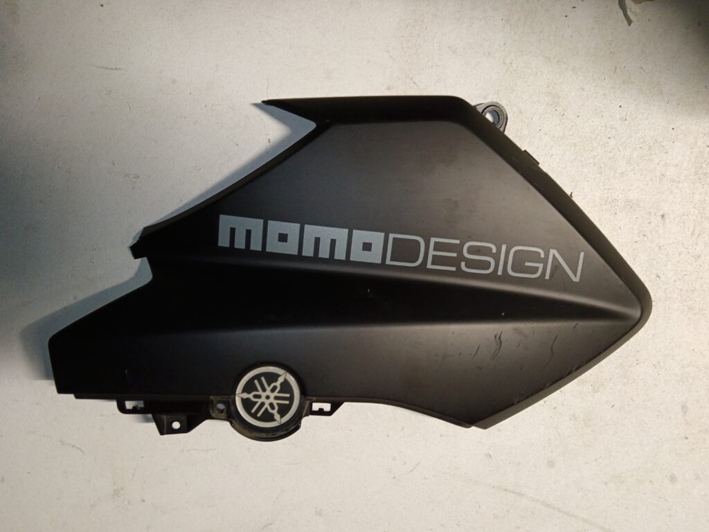 Embellecedor Frontal Derecho Yamaha X-MAX Momo Design | Recambio Original