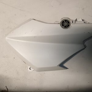 Carenado lateral derecho posterior Yamaha X-MAX 125 (2006-2009). Recambio original.