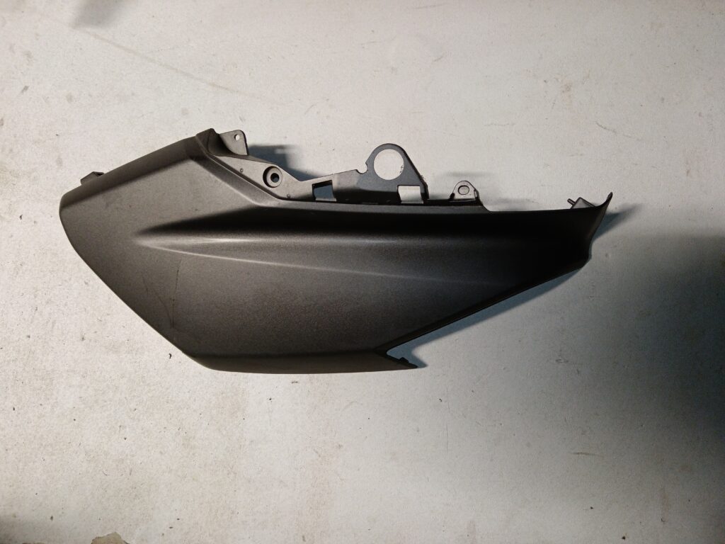 Quilla derecha original Yamaha NMAX 125 negro mate oscuro de segunda mano. Vista exterior del carenado lateral inferior. Recambio de carrocería verificado para modelos NMAX 2015-2020 en Vayafaba.