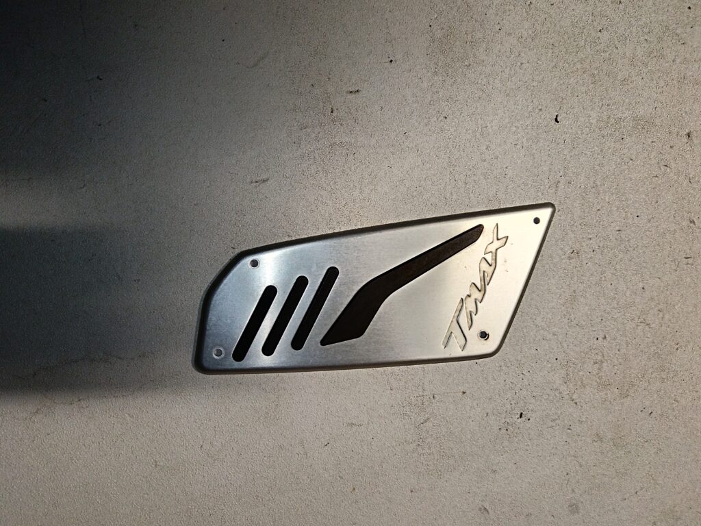Embellecedor de aluminio original con grabado TMAX para protector de escape Yamaha TMAX 500 y 530 2008-2016