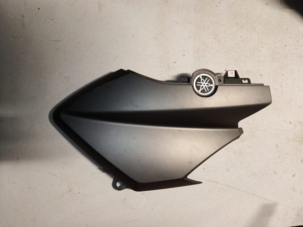 Tapa embellecedora frontal superior derecha Yamaha NMAX 125 2015-2020 negro mate con logotipo