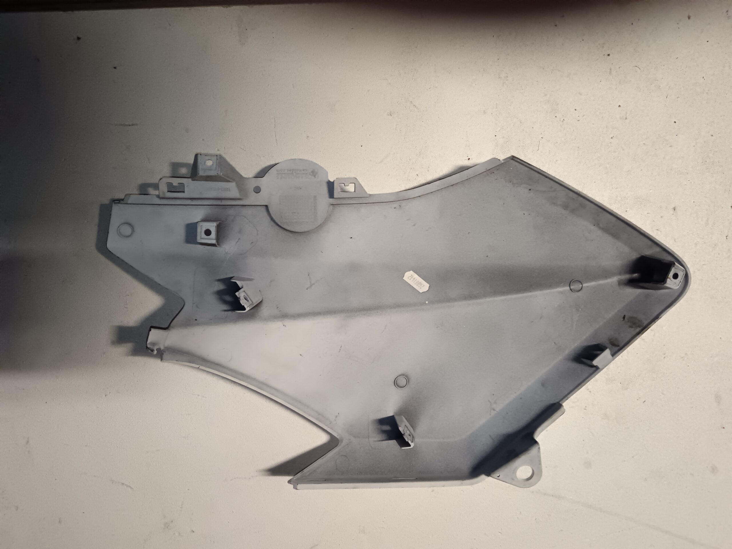 Vista interior de tapa lateral trasera Yamaha TMAX 530 con todos los anclajes y pestañas originales intactos