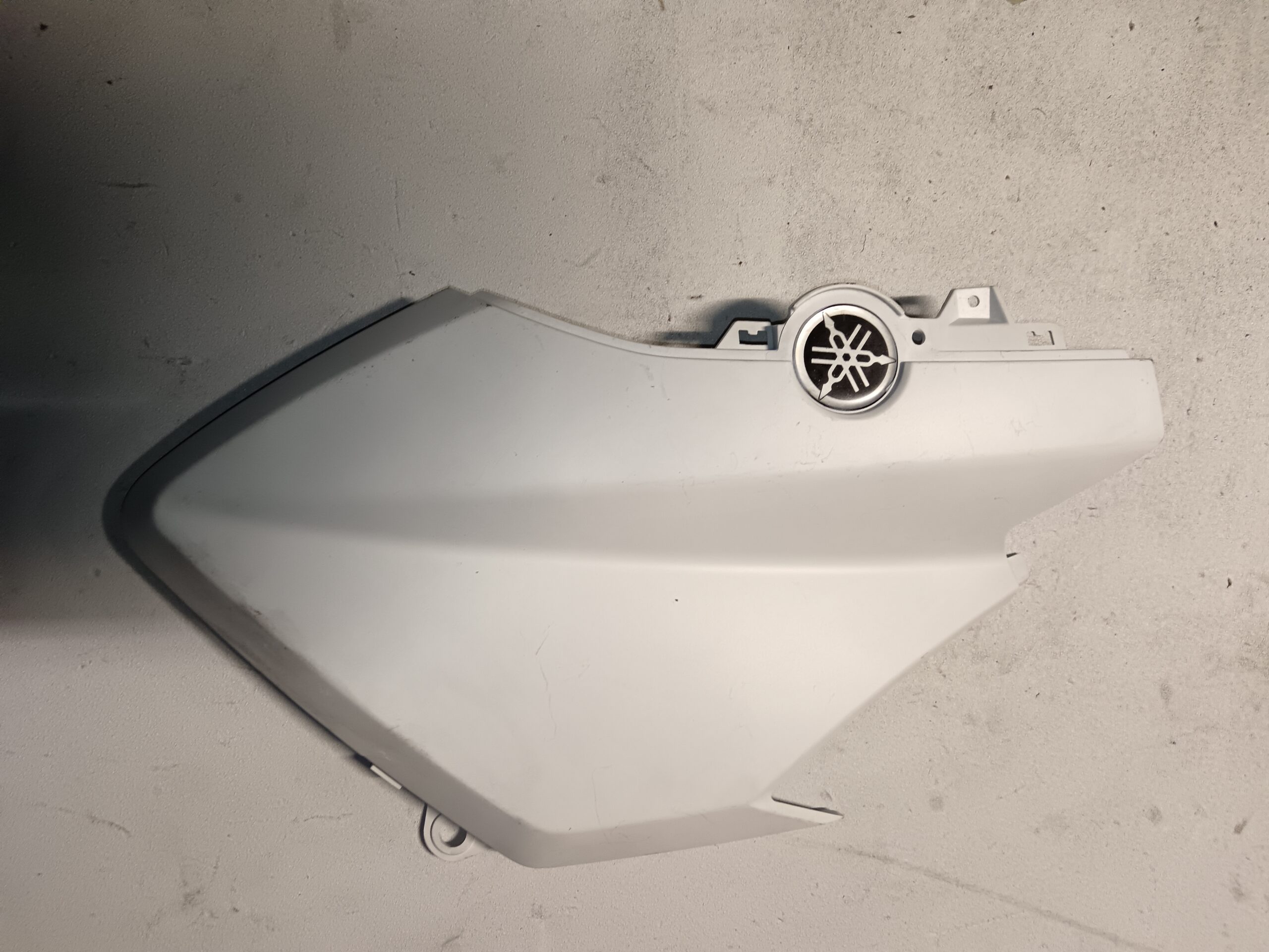 Tapa lateral trasera derecha para Yamaha T-MAX 530 años 2012 a 2016 en color blanco original