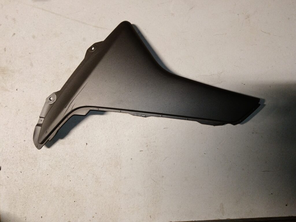 Tapa lateral inferior izquierda (quilla) para Yamaha NMAX 125 color negro