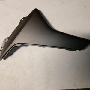 Vista exterior de la quilla o tapa lateral inferior izquierda para Yamaha NMAX 125 en color negro mate, pieza original de segunda mano.