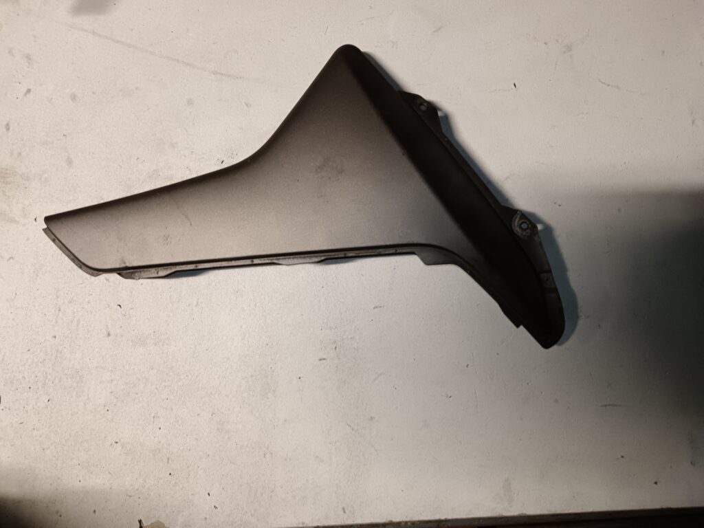 Quilla izquierda original Yamaha NMAX 125 gris mate oscuro de segunda mano. Vista exterior del carenado lateral inferior. Recambio de carrocería verificado para modelos NMAX 2015-2020 en Vayafaba.