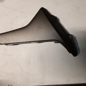 Vista exterior de la quilla o tapa lateral inferior izquierda original para Yamaha NMAX 125 en color negro mate, recambio de segunda mano.