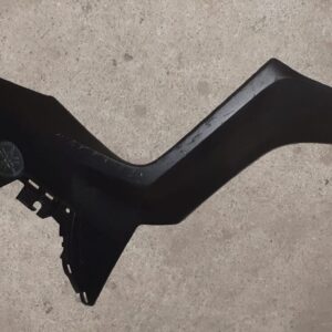 Carenado lateral delantero izquierdo (bumerán) original para Yamaha X-MAX 125, 250 y 400 (modelos 2014-2017) en color negro mate, con emblema circular de Yamaha.