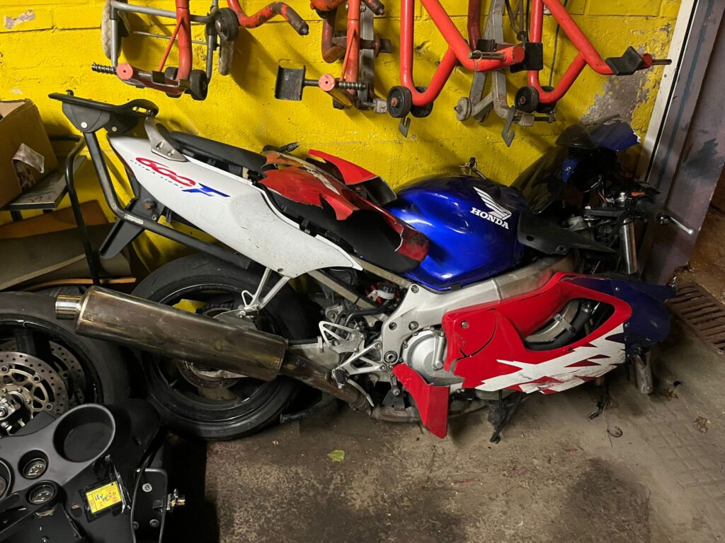Guardabarros trasero original para Honda CBR 600 F modelo 2000.