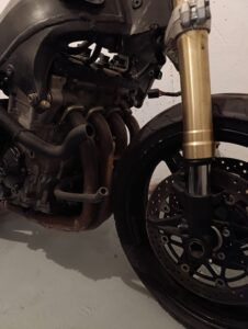 Bloque motor y colectores de Suzuki GSX-R 600 K5 2005 verificado sin daños externos.