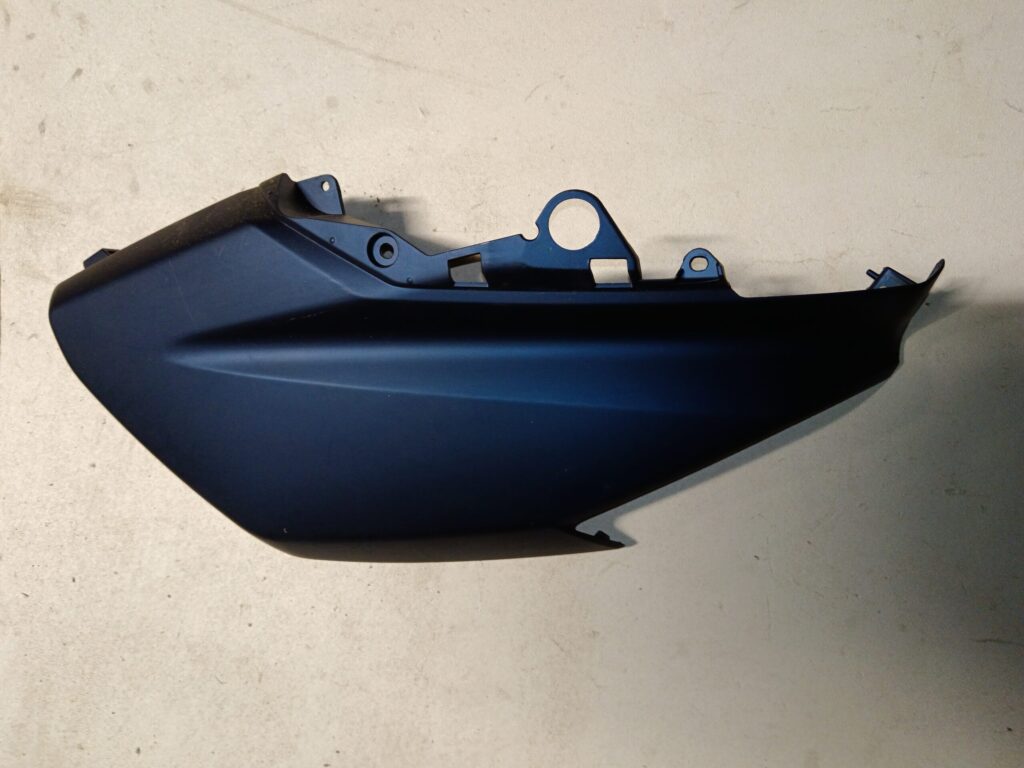 Quilla izquierda original Yamaha NMAX azul oscuro satinado (tipo cobalto). Vista exterior del carenado lateral inferior izquierdo. Pieza de carrocería verificada para modelos 2015-2020 en Vayafaba.