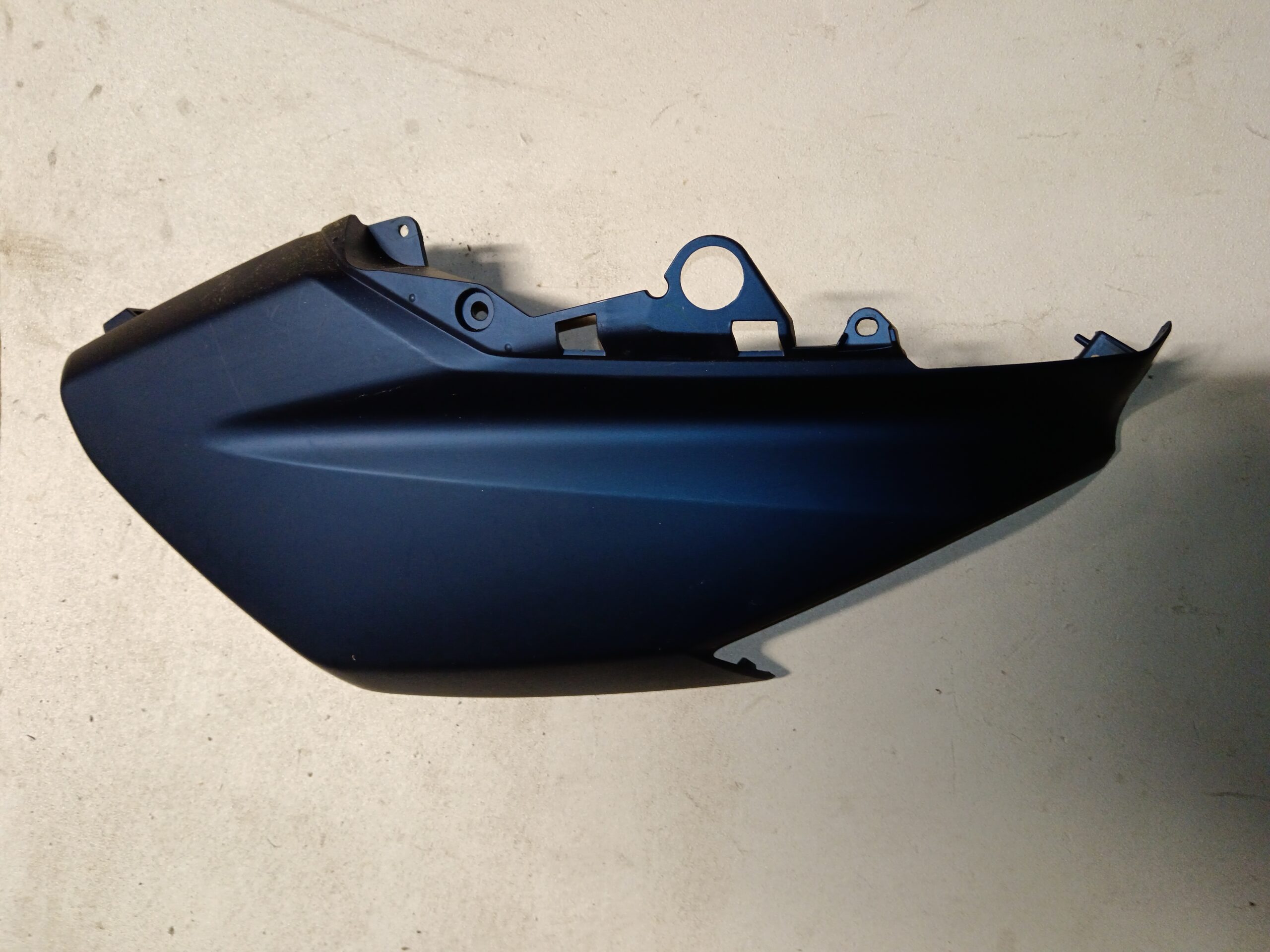 Quilla izquierda original Yamaha NMAX azul oscuro satinado (tipo cobalto). Vista exterior del carenado lateral inferior izquierdo. Pieza de carrocería verificada para modelos 2015-2020 en Vayafaba.