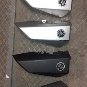 Lote de tapas embellecedoras de asidero trasero para Yamaha X-MAX 125, 250 y 400 (2014-2017) en colores plata, negro mate y gris ceniza con logotipo original.