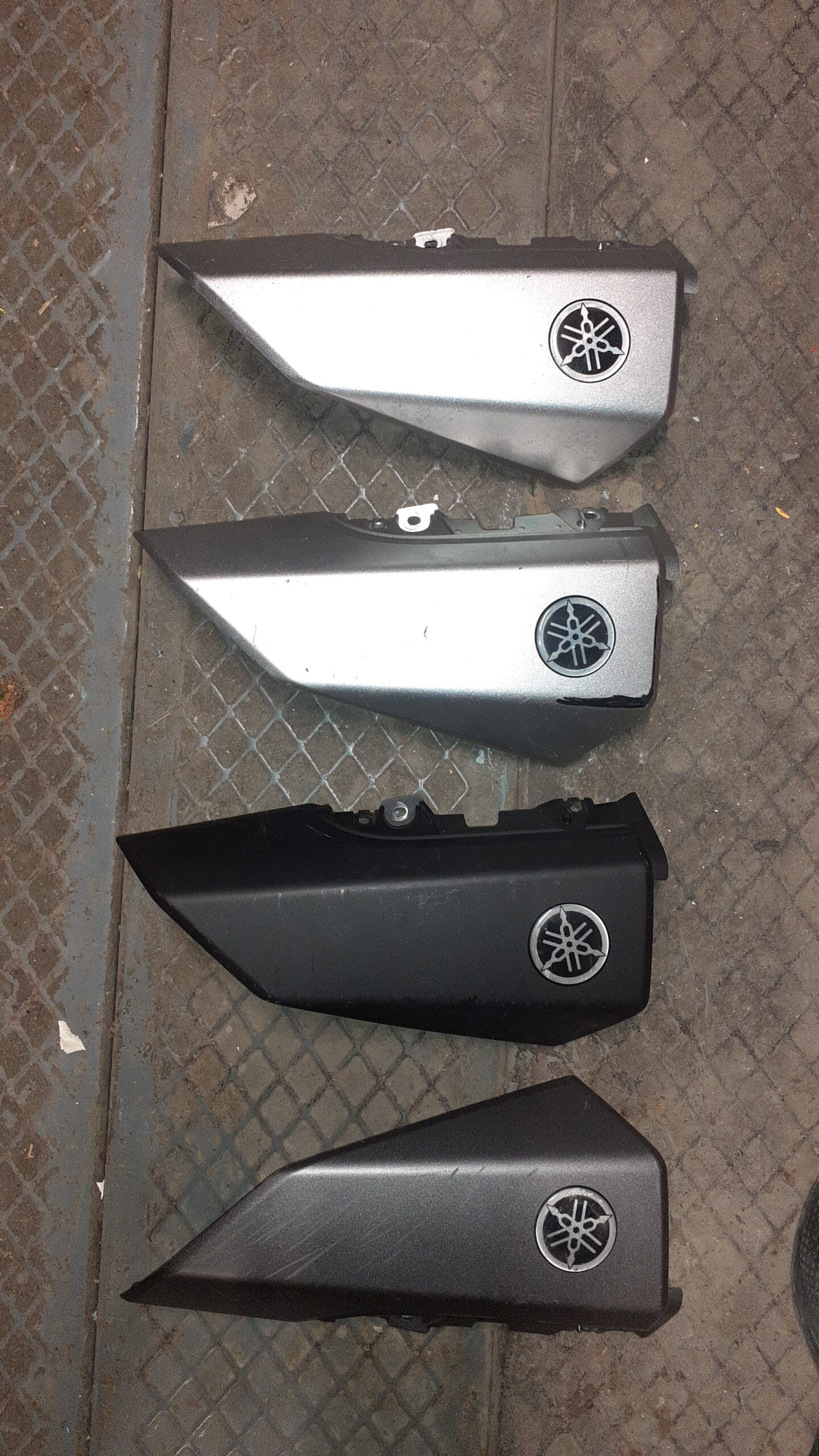 Lote de tapas embellecedoras de asidero trasero para Yamaha X-MAX 125, 250 y 400 (2014-2017) en colores plata, negro mate y gris ceniza con logotipo original.