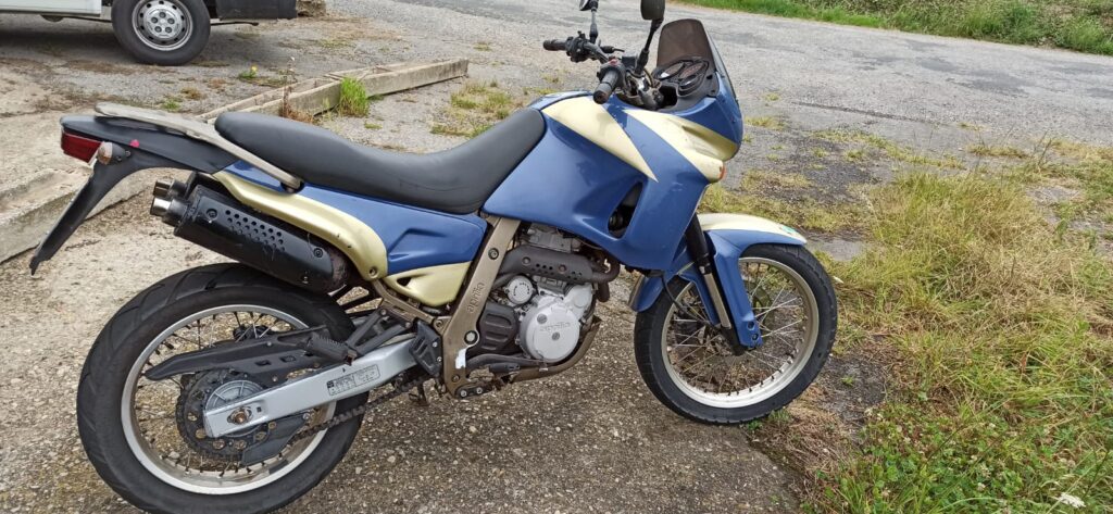 Aprilia Pegaso 650 de ocasión en Villaviciosa, Asturias. Moto trail revisada y con garantía en concesionario VAYAFABA.