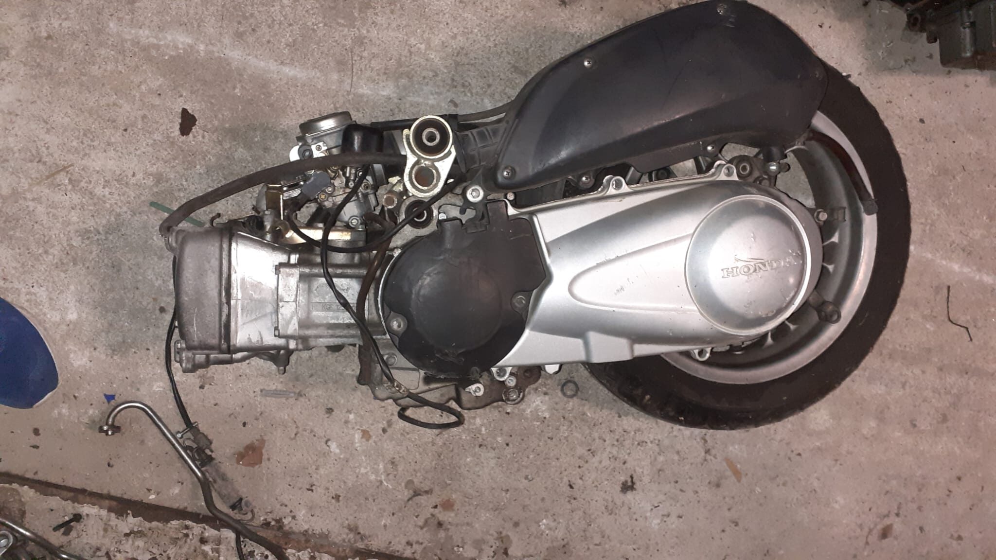 Bloque motor completo Honda SH 125cc carburación con cárter, transmisión y caja de filtro en Motos Vayafaba.