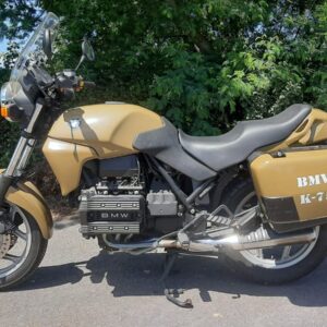 Vista lateral izquierda de moto BMW K75 de 1990 color arena, con maleta y parabrisas alto, revisada en VAYAFABA, Asturias.